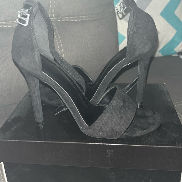 Black heels - Picture 1 of 3